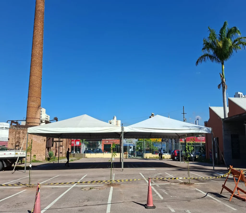 Estrutura profissional de tendas para eventos sociais, corporativos e institucionais com montagem segura