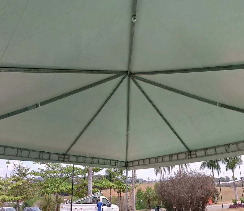Estrutura profissional de tendas para eventos sociais, corporativos e institucionais com montagem segura