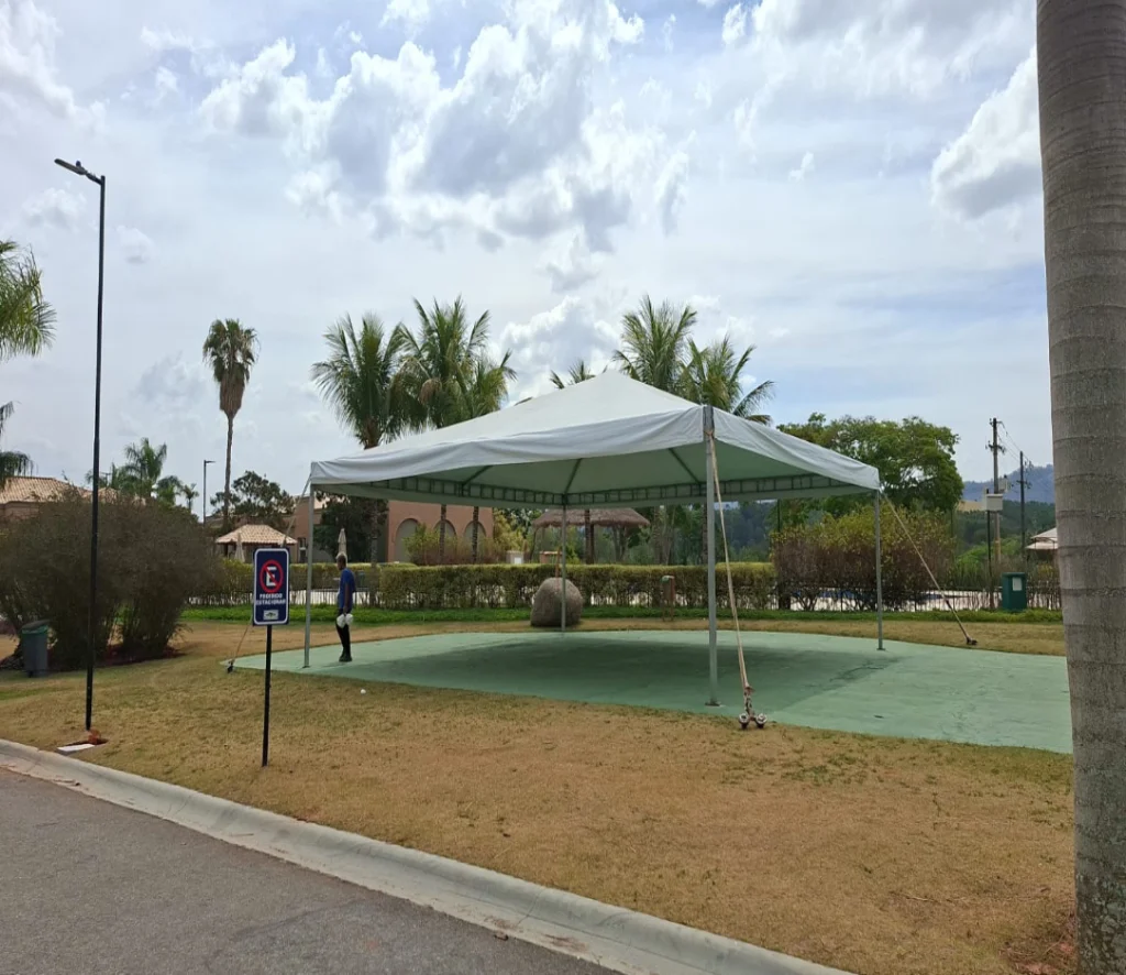 Estrutura profissional de tendas para eventos sociais, corporativos e institucionais com montagem segura