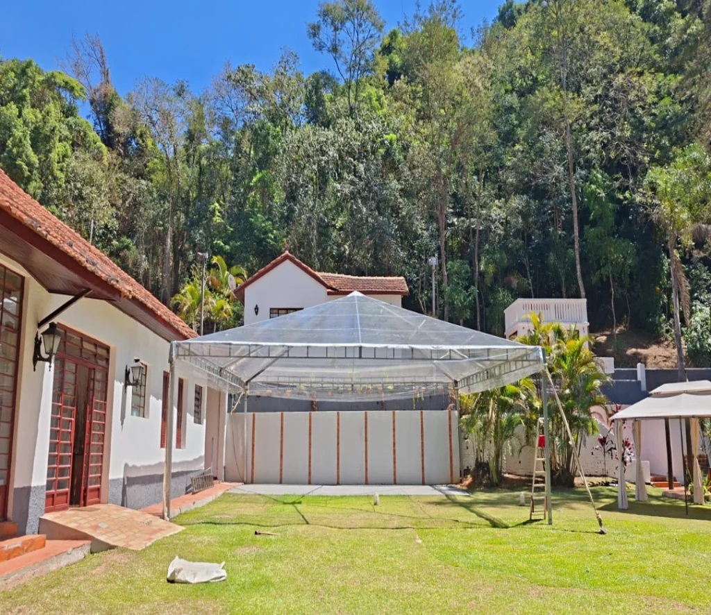 Estrutura profissional de tendas para eventos sociais, corporativos e institucionais com montagem segura