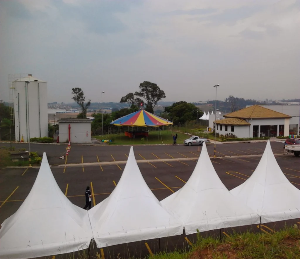 Estrutura profissional de tendas para eventos sociais, corporativos e institucionais com montagem segura