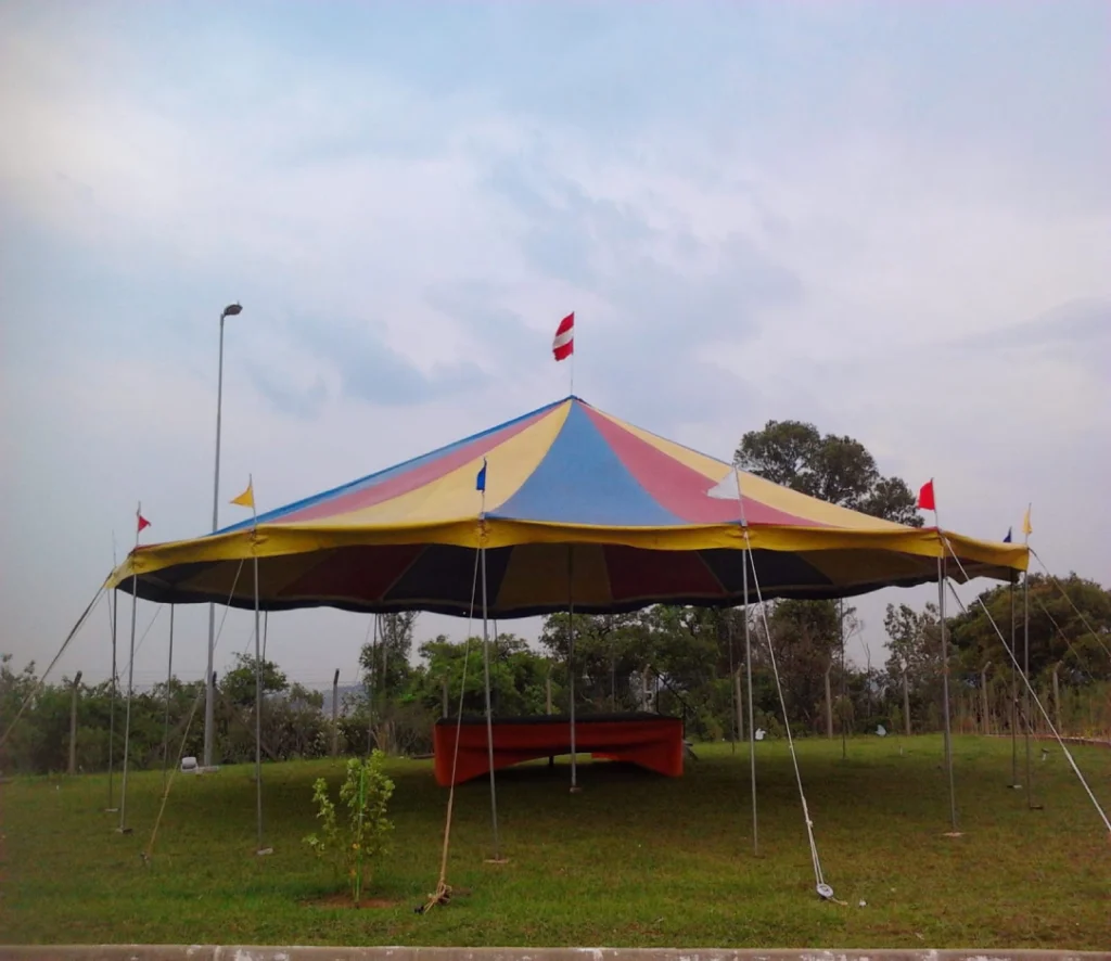 Estrutura profissional de tendas para eventos sociais, corporativos e institucionais com montagem segura