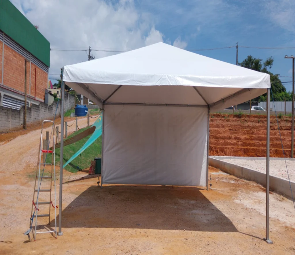 Estrutura profissional de tendas para eventos sociais, corporativos e institucionais com montagem segura