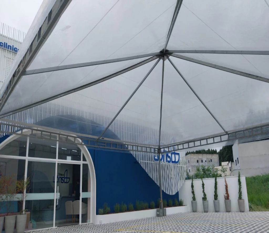 Estrutura profissional de tendas para eventos sociais, corporativos e institucionais com montagem segura