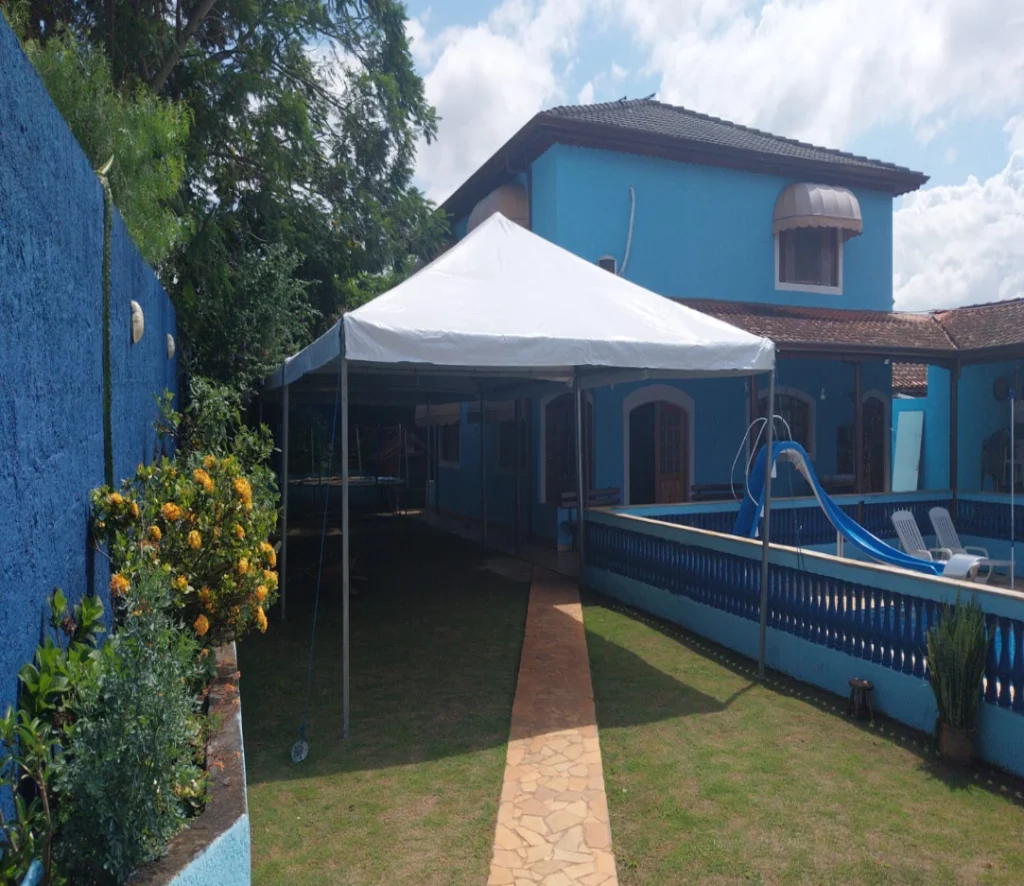 Estrutura profissional de tendas para eventos sociais, corporativos e institucionais com montagem segura