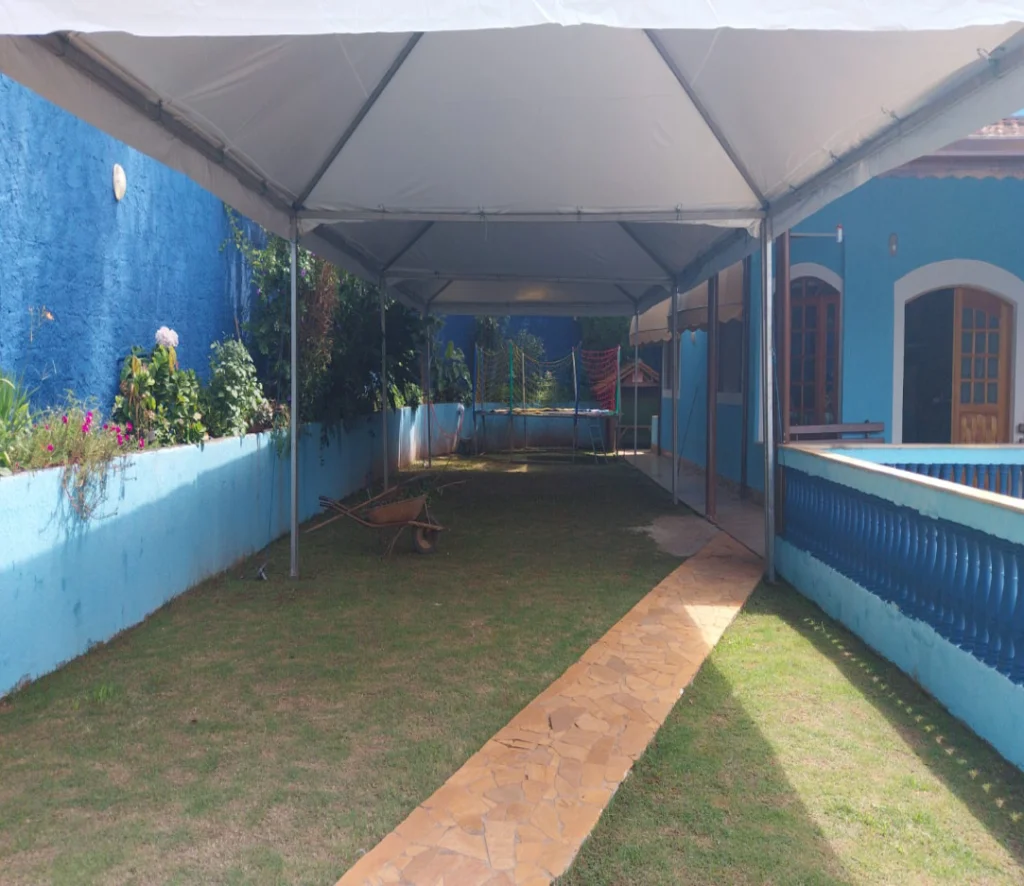 Estrutura profissional de tendas para eventos sociais, corporativos e institucionais com montagem segura