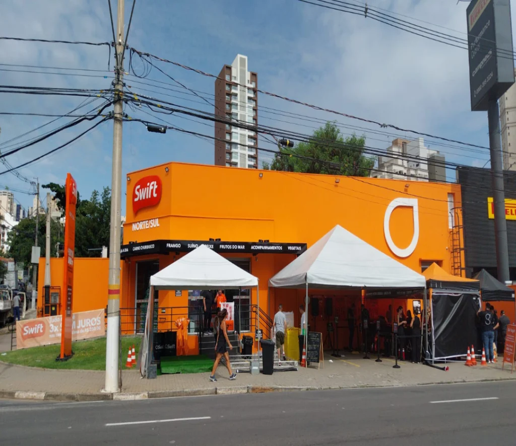 Estrutura profissional de tendas para eventos sociais, corporativos e institucionais com montagem segura