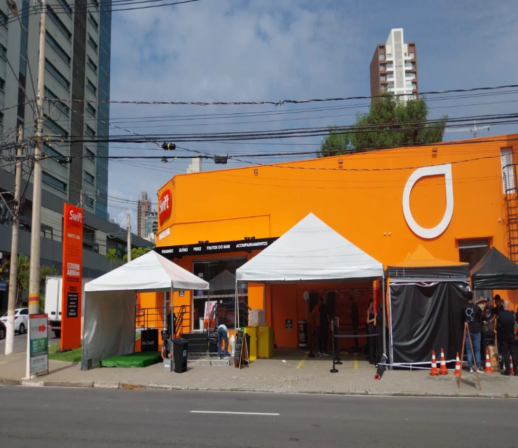 Estrutura profissional de tendas para eventos sociais, corporativos e institucionais com montagem segura