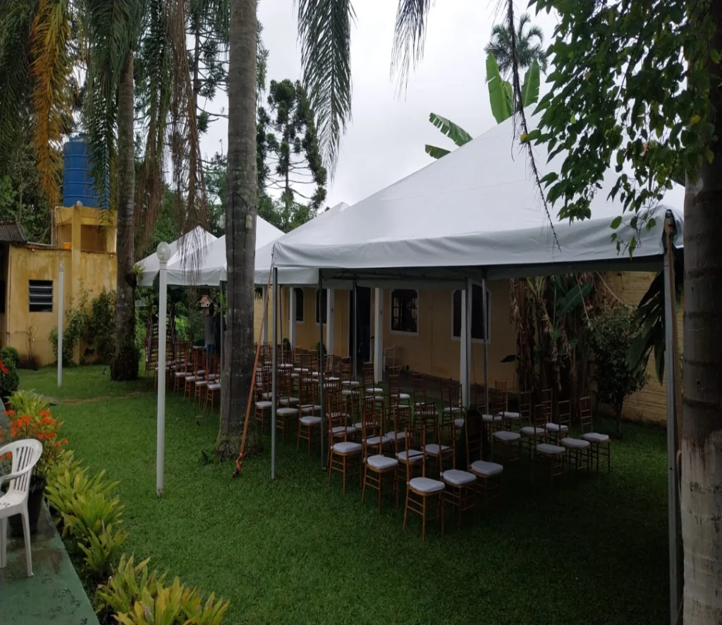 Estrutura profissional de tendas para eventos sociais, corporativos e institucionais com montagem segura