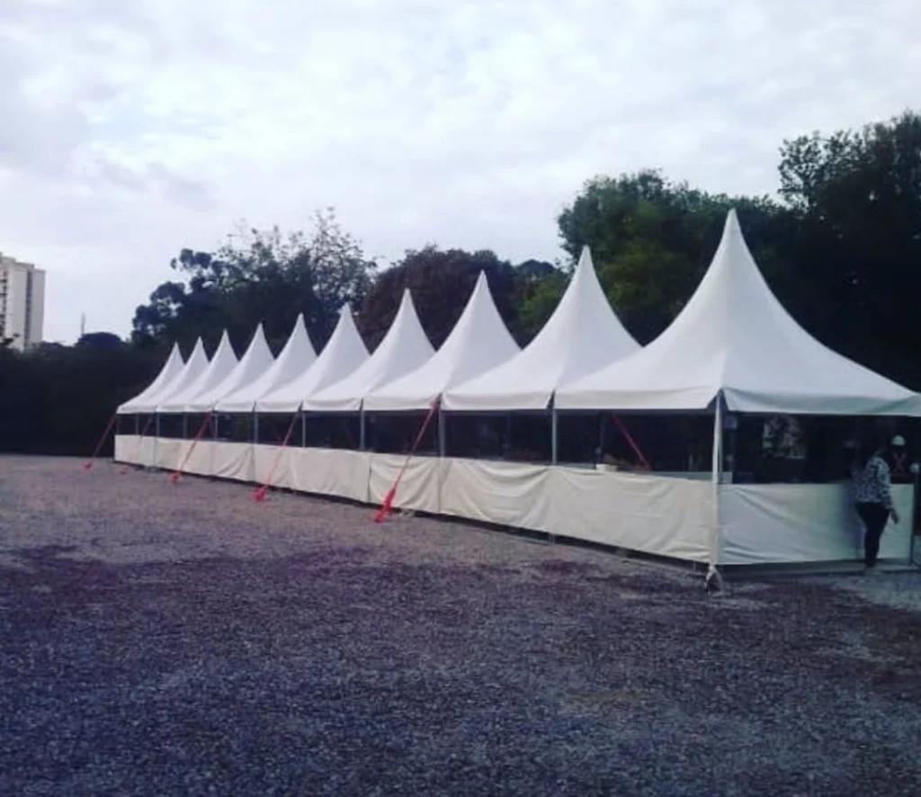 Estrutura profissional de tendas para eventos sociais, corporativos e institucionais com montagem segura